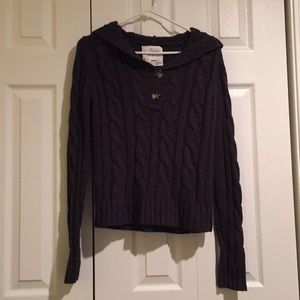 Knitted sweatshirt with 3 buttons and a hood